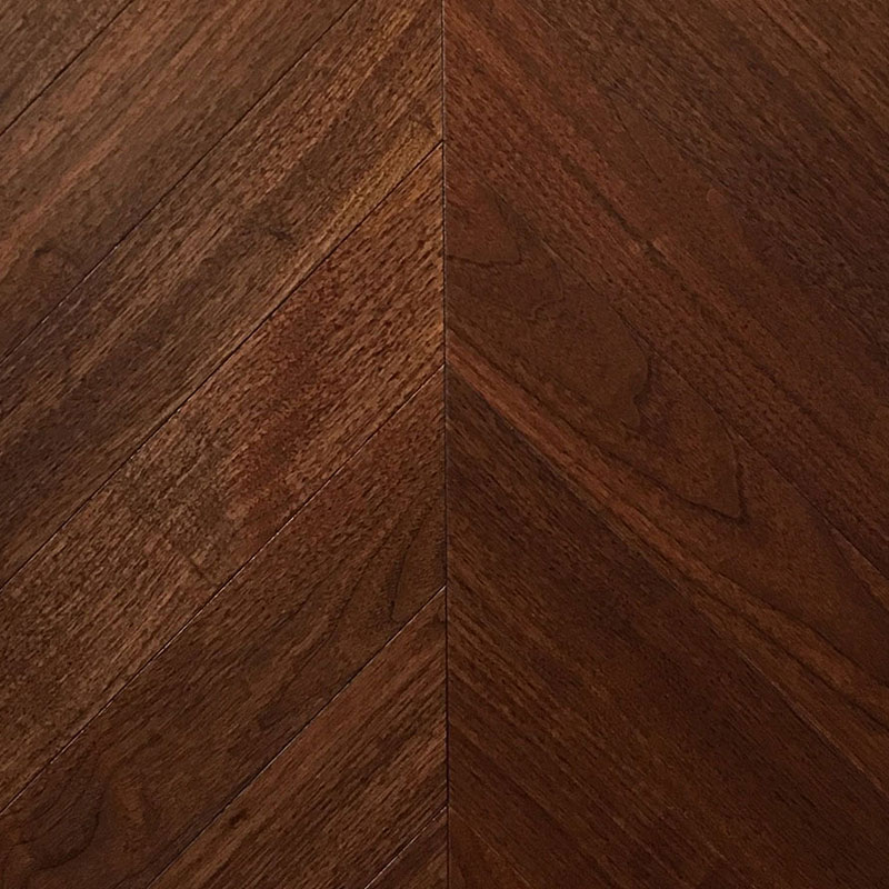  Wood Bee Chevron  Американский Орех Селект гладкий глянец Select, UV-лак gloss 30±5% (правая)
