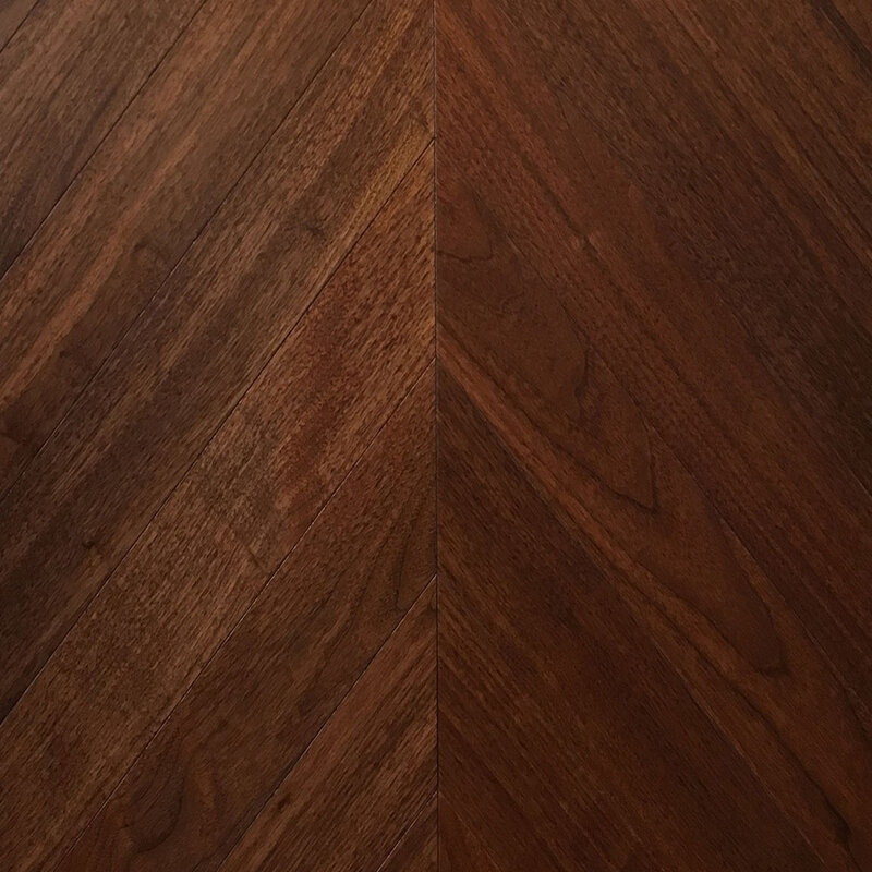  Wood Bee Herringbone Американский Орех Селект гладкий глянец Select, UV-лак gloss 30±5% (правая)