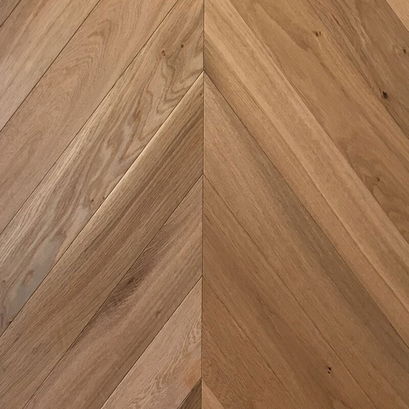  Wood Bee Herringbone Дуб Натур браш матовый Natur Brush, UV-лак gloss 5-9% (правая)
