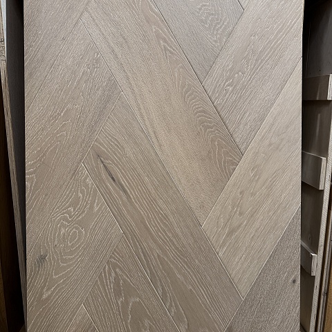 HM Flooring Итальянская ёлка Дуб Прайм Шугар лак с фаской (фото 1)