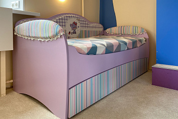 Кровать на ковролине в детской